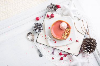 meringues ile kırmızı meyve tart