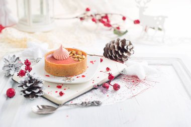 meringues ile kırmızı meyve tart