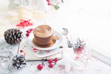 Beyaz kahverengi kremalı cupcake