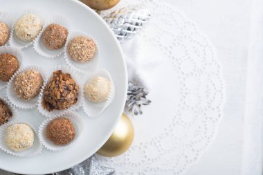 Ev yapımı çikolatalı trüf.