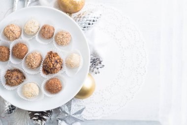 Ev yapımı çikolatalı trüf.