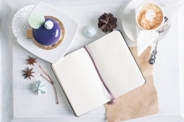 Defter üzerinde açık renkli alay etmek yukarıya