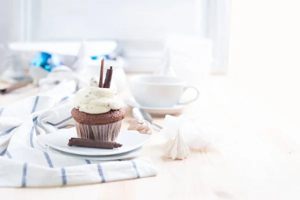 Cupcake au chocolat avec crème blanche — Photo