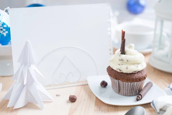 Cupcake au chocolat avec crème blanche — Photo