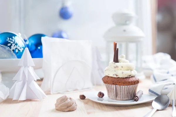 ホワイト クリームとチョコレートのカップケーキ — ストック写真