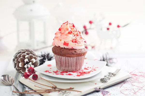 Cupcake à la crème blanche et rouge — Photo