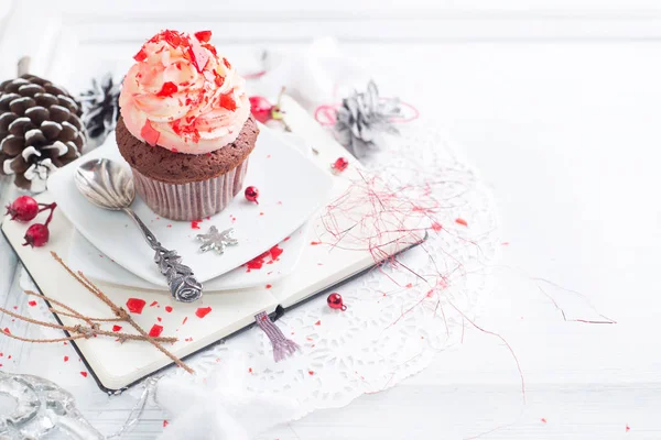 Cupcake à la crème blanche et rouge — Photo