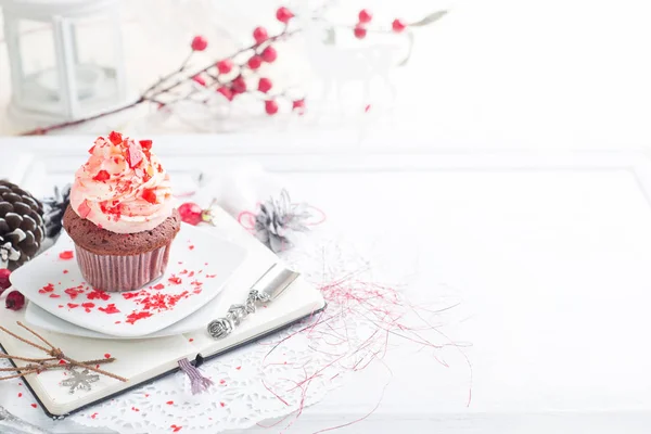 Cupcake à la crème blanche et rouge — Photo