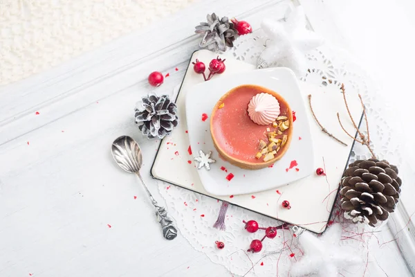 メレンゲと赤いフルーツのタルト — ストック写真