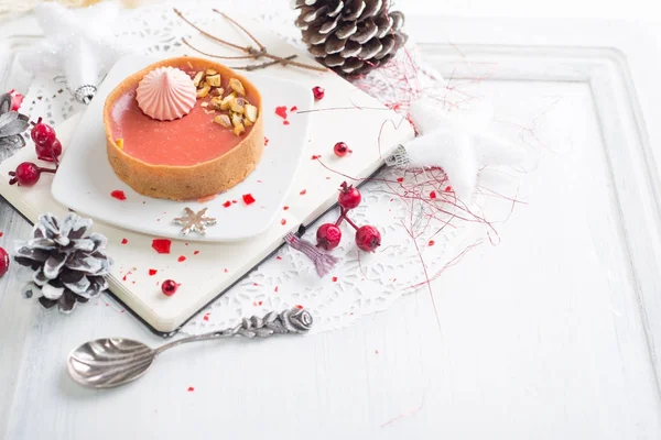 Красный фруктовый пирог с безе — стоковое фото