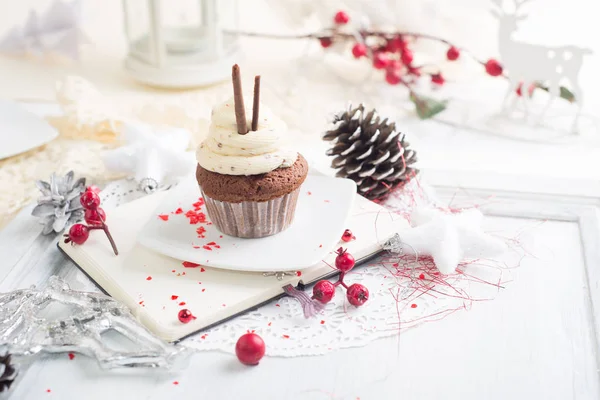 Cupcake mit weißer Sahne — Stockfoto