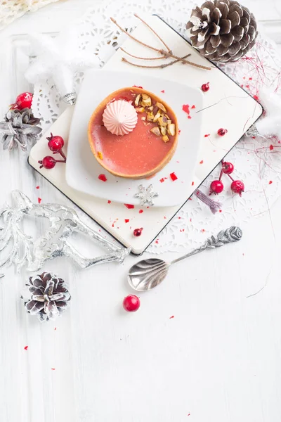 Torte mit roten Früchten und Baiser — Stockfoto