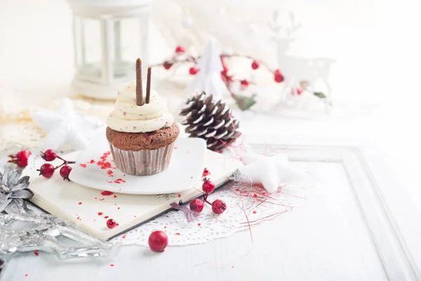 Cupcake med vit kräm — Stockfoto