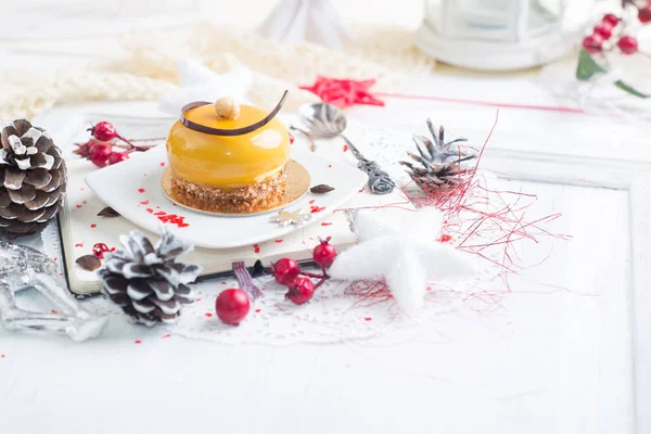 Fransız mousse kek sarı sır ile kaplı