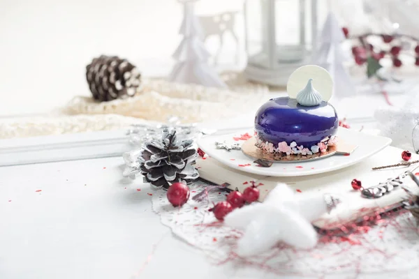 Bolo de mousse francês coberto com esmalte violeta — Fotografia de Stock