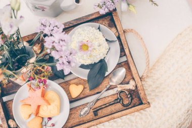 Çiçekli güzel ahşap tepsi kekleri