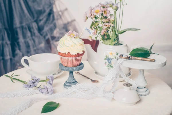 Tasse Kuchen mit Frischkäse Topping auf schönen hölzernen Kuchen sta — Stockfoto