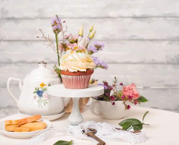 Tasse Kuchen mit Frischkäse Topping auf schönen hölzernen Kuchen sta — Stockfoto