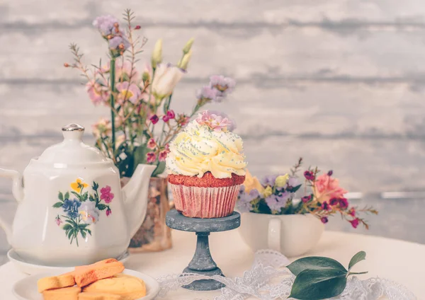 Cup cakes met roomkaas topping op mooie houten taart sta — Stockfoto