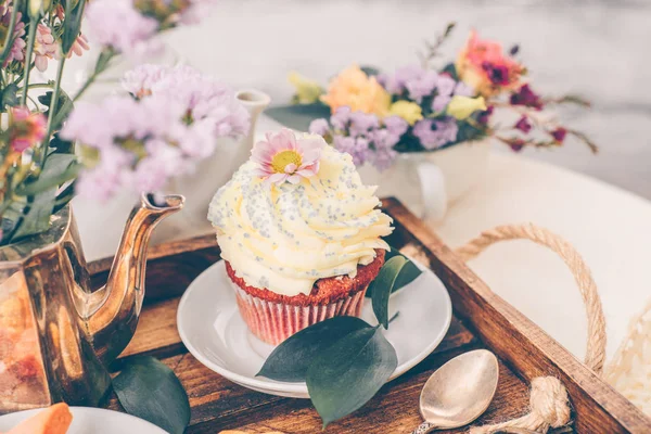 Copa de pastel en hermosa bandeja de madera con flores — Foto de Stock