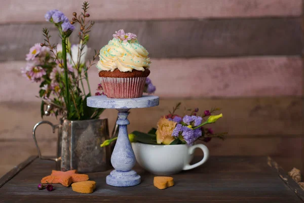Cup cakes med färskost toppning på vackra trä tårta sta — Stockfoto