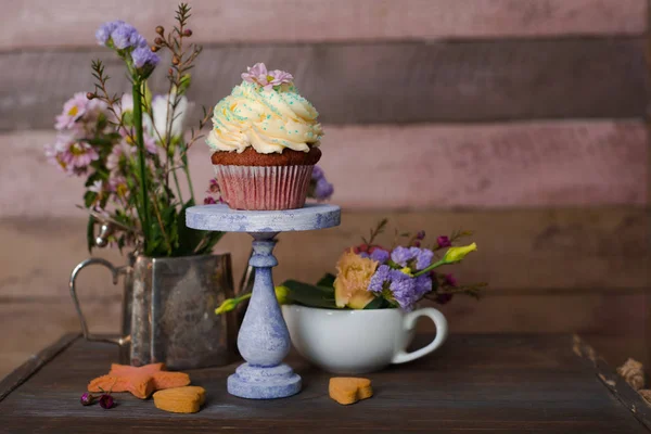 Torte tazza con crema di formaggio guarnizione su bella torta di legno sta — Foto Stock