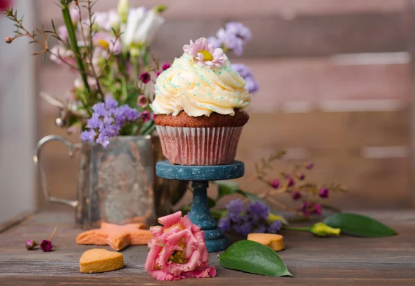 Cup cakes med färskost toppning på vackra trä tårta sta — Stockfoto