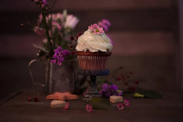 Cup cakes met roomkaas topping op mooie houten taart sta — Stockfoto