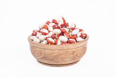 Bir tabak içinde pişmemiş fasülye