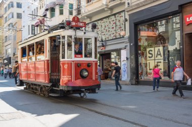 Istiklal Caddesi'nde kırmızı klasik tramvay