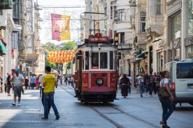 Istiklal Caddesi'nde kırmızı klasik tramvay