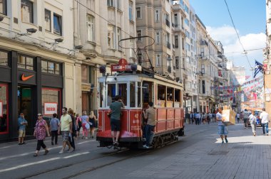 Istiklal Caddesi'nde kırmızı klasik tramvay