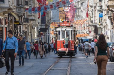 Istiklal Caddesi'nde kırmızı klasik tramvay