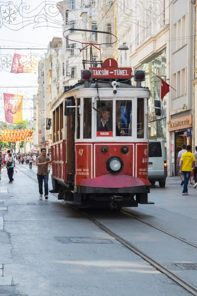 En röd klassisk spårvagn i Istiklalgatan — Stockfoto