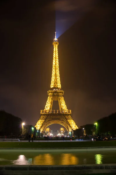 A torre eiffel durante a noite — Fotografia de Stock