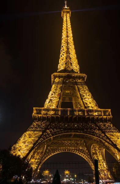 Tour Eiffel в ніч — стокове фото