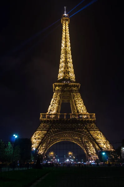 Tour Eiffel в ніч — стокове фото