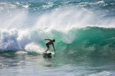 Deniz kıyısında Atlantik Okyanusu üzerinde sörf