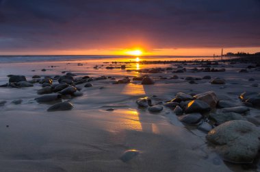 Günbatımı sahil Atlantik Okyanusu üzerinde