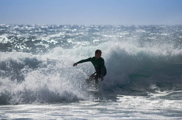 Surfe no mar na costa do Oceano Atlântico — Fotografia de Stock