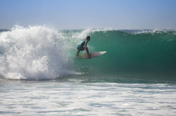 Morze, surfing na wybrzeżu Oceanu Atlantyckiego — Zdjęcie stockowe