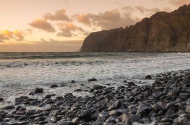 Cliffs Los Gigantes gün batımında