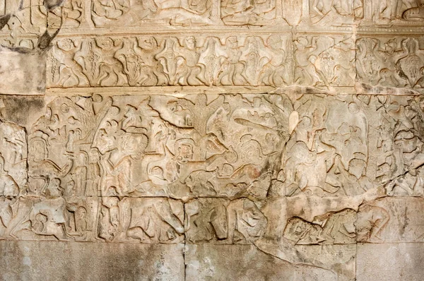 Een standbeeld van de bas-reliëf van de khmer cultuur — Stockfoto