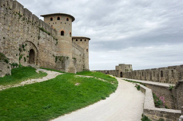 Замок и городские стены Каркассона — стоковое фото