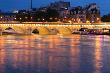 Paris Pont Neuf (köprü)