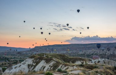 Kapadokya üzerinde sıcak hava balonları