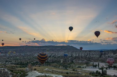 Kapadokya üzerinde sıcak hava balonları