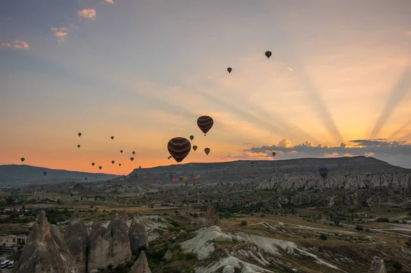 Globos de aire caliente sobre Capadocia — Foto de Stock