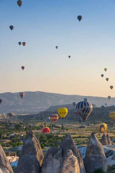 Globos de aire caliente sobre Capadocia — Foto de Stock