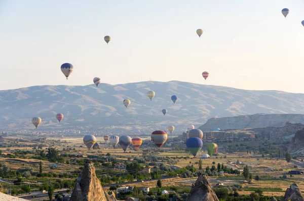 Globos de aire caliente sobre Capadocia — Foto de Stock